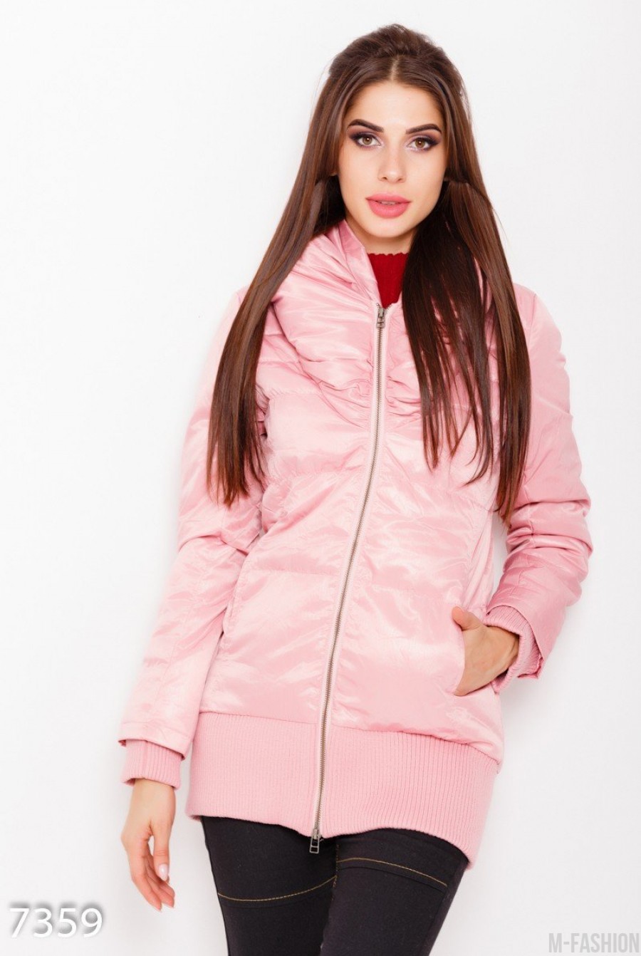 Розовая демисезонная стеганая куртка на молнии с оригинальным воротником и манжетами - Фото 1