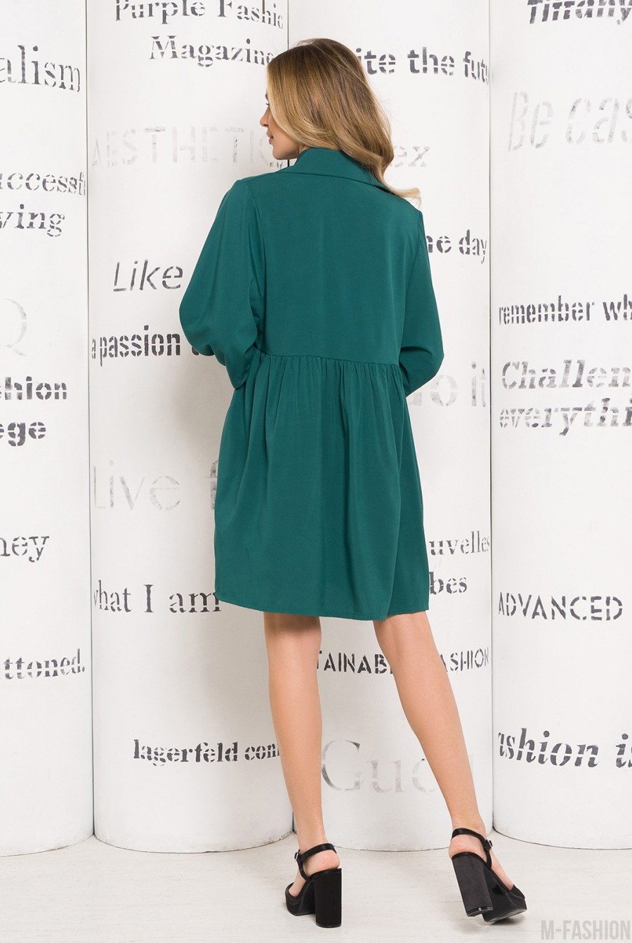 Зеленое свободное платье-рубашка со сборками- Фото 3