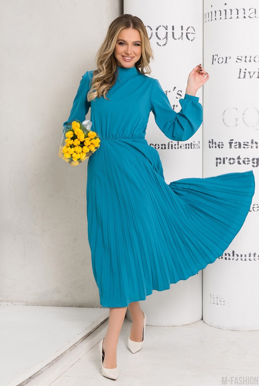 Бирюзовое классическое платье с плиссировкой - Фото 1