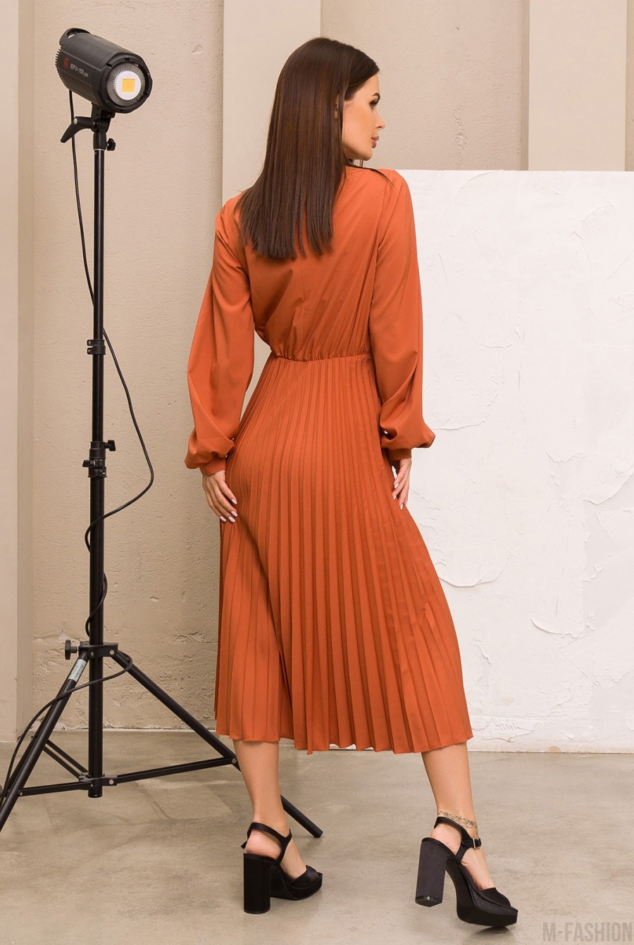 Терракотовое классическое платье с плиссировкой- Фото 3