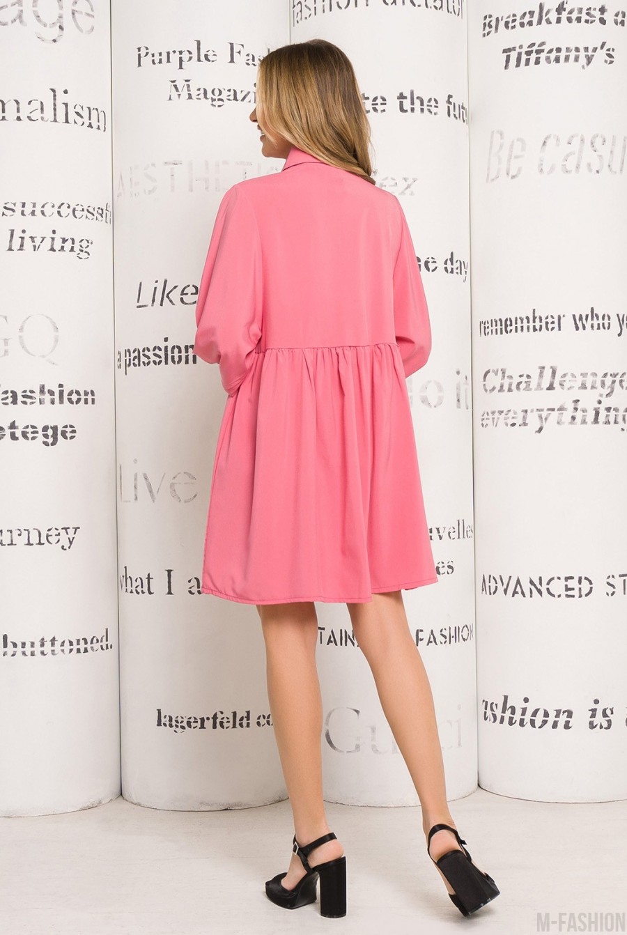 Розовое свободное платье-рубашка со сборками- Фото 3