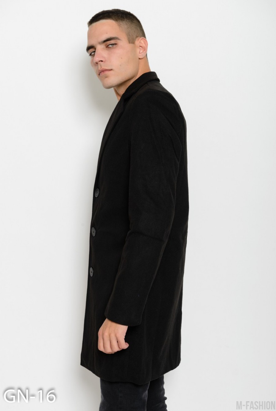 Черное прямое пальто на пуговицах с двубортным воротником- Фото 2