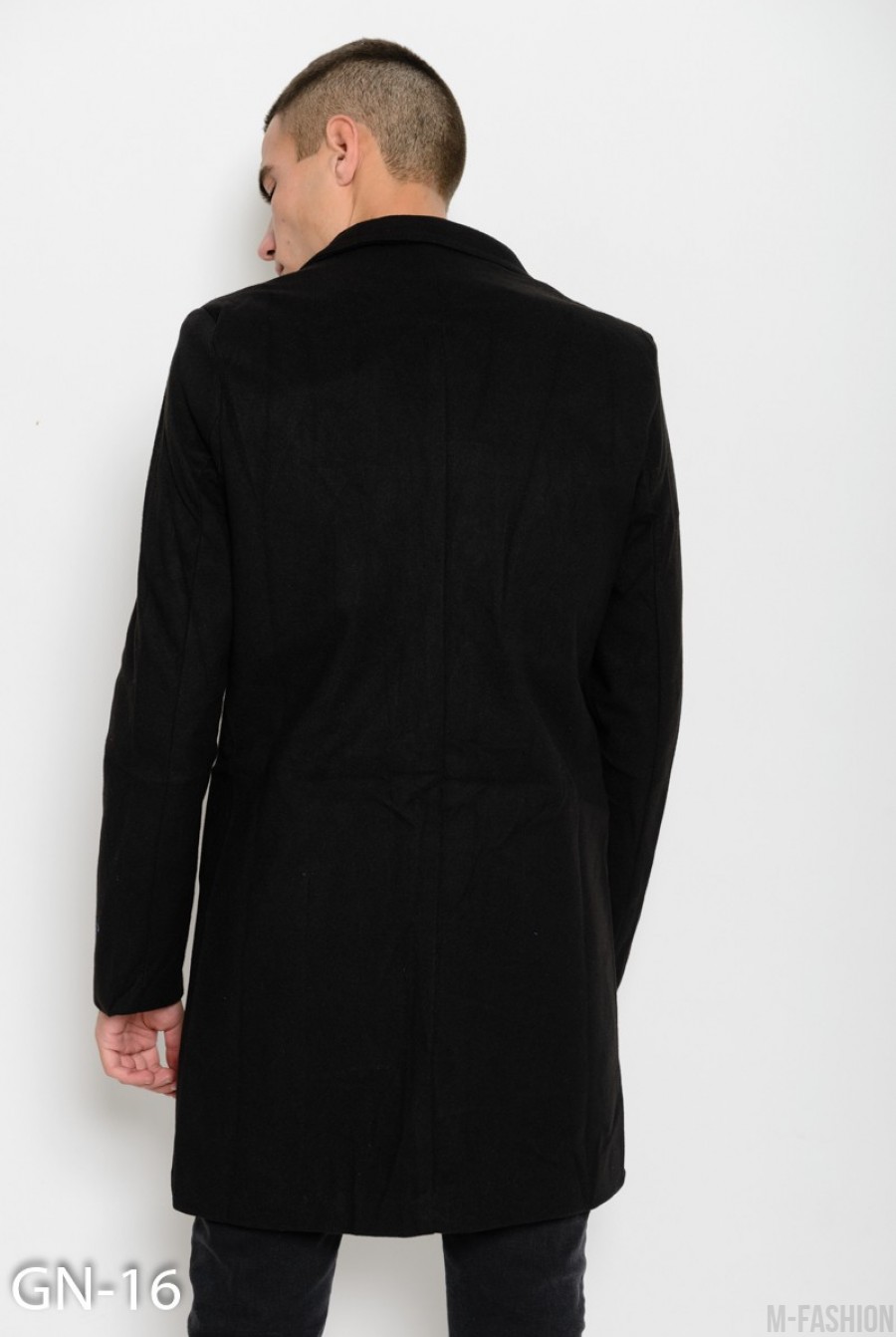 Черное прямое пальто на пуговицах с двубортным воротником- Фото 3