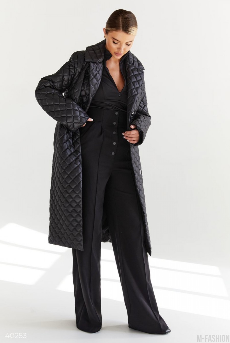 Черное стеганное пальто с поясом- Фото 3