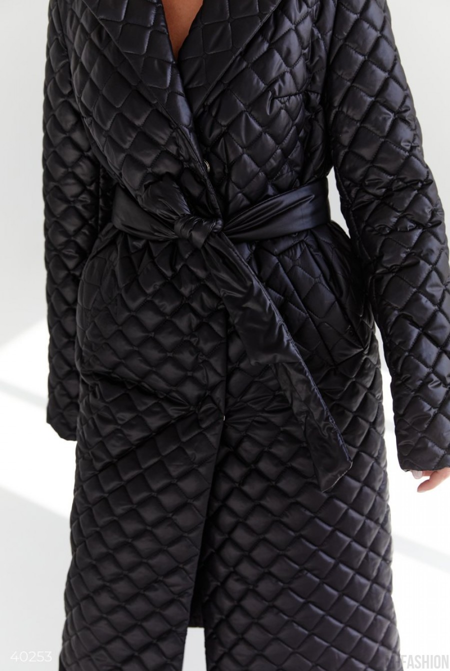 Черное стеганное пальто с поясом- Фото 5