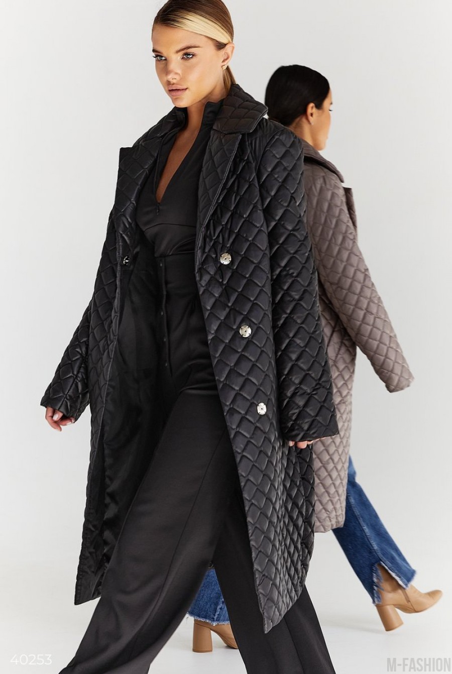 Черное стеганное пальто с поясом - Фото 1