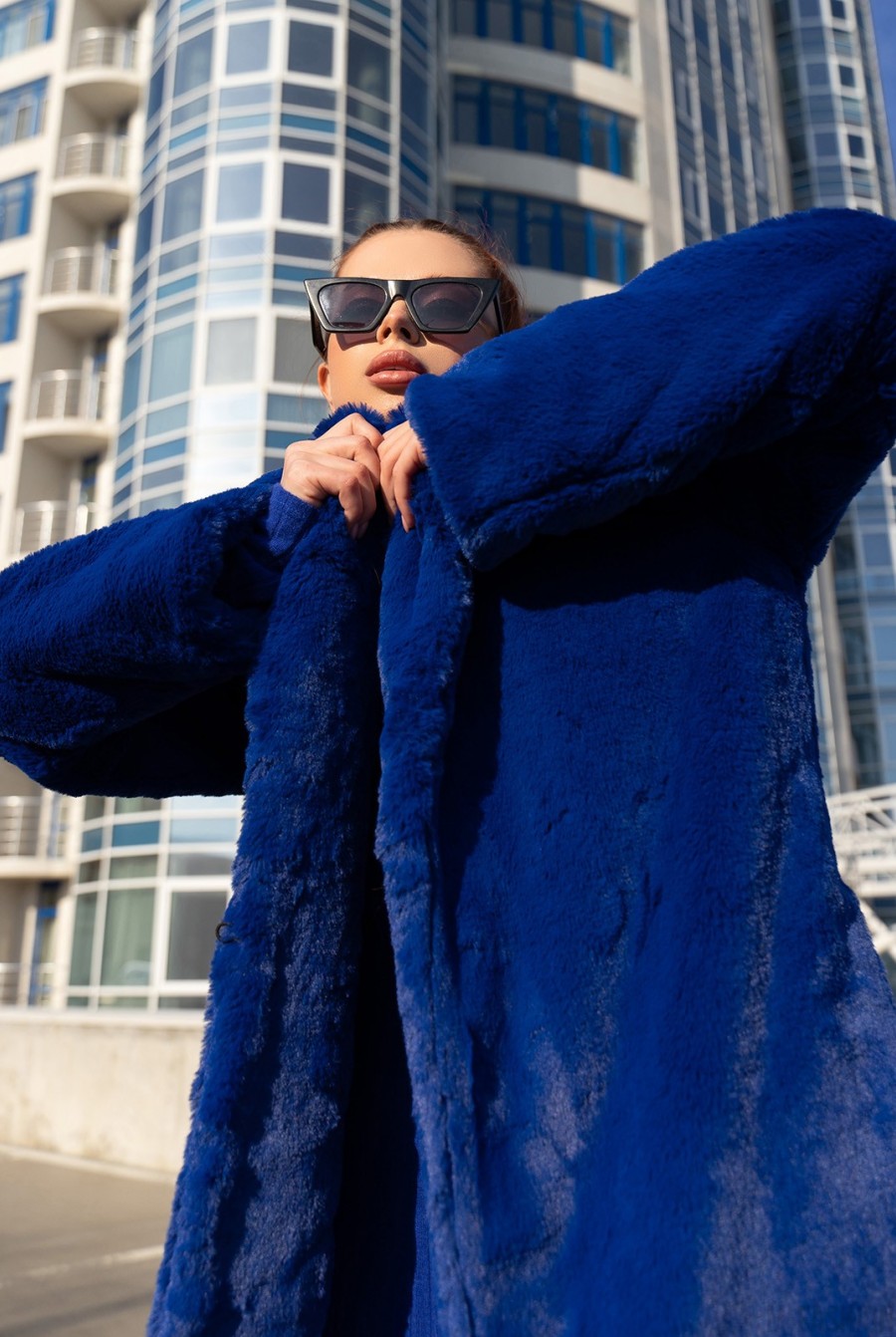 Синее пальто из искусственного меха- Фото 4