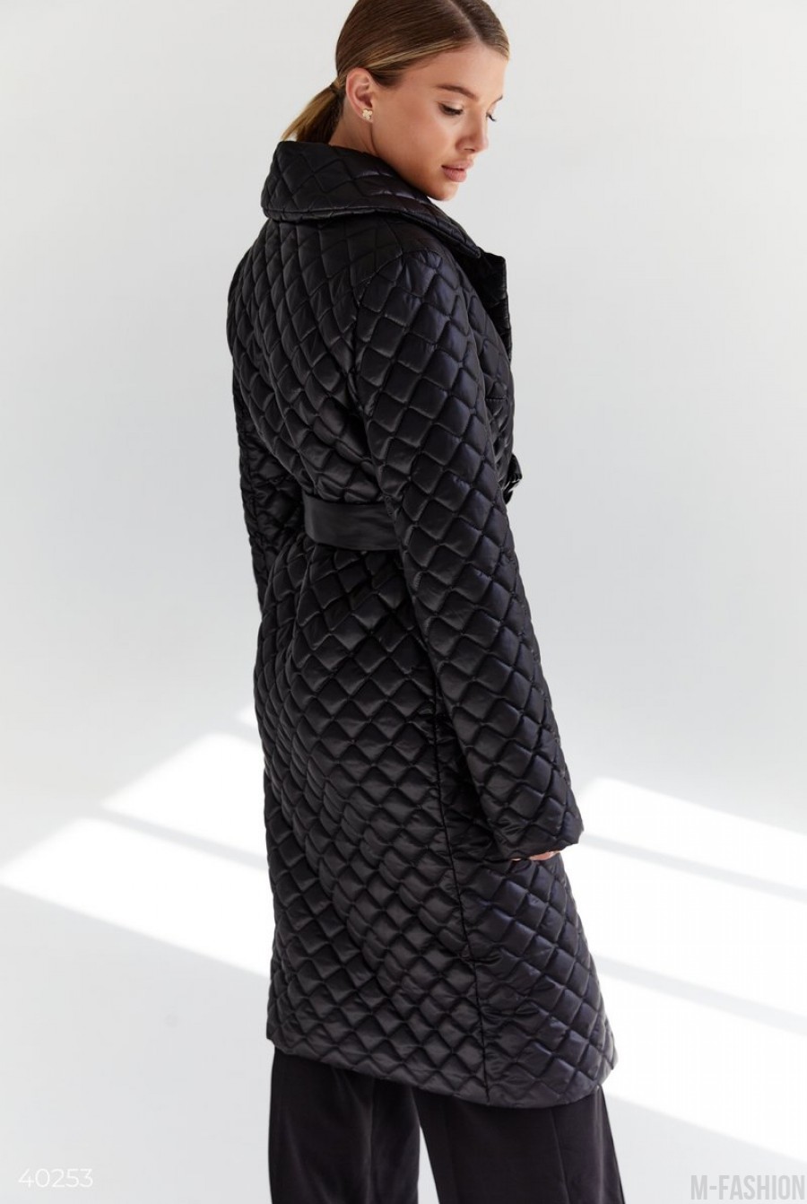Черное стеганное пальто с поясом- Фото 6