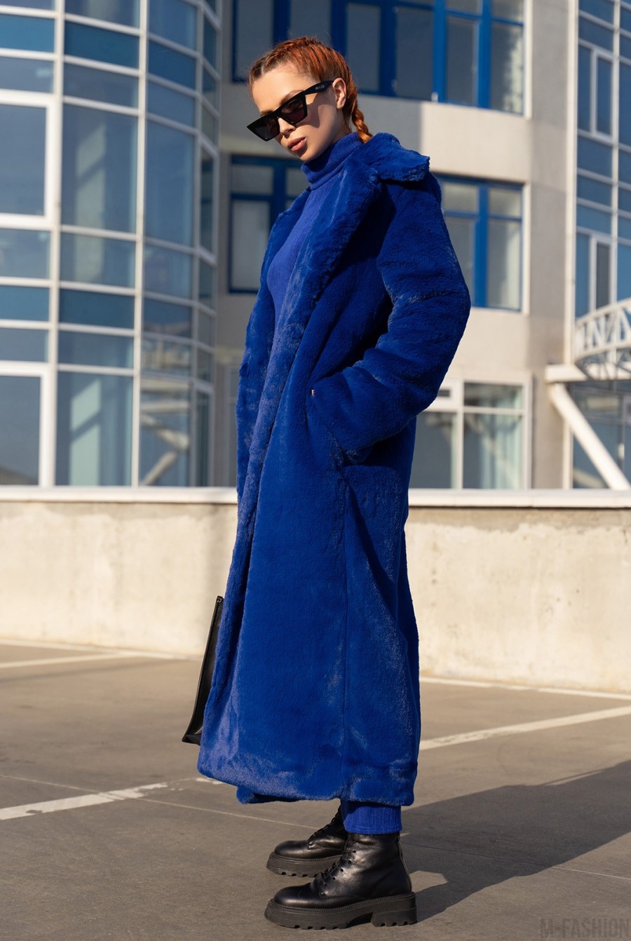 Синее пальто из искусственного меха- Фото 2