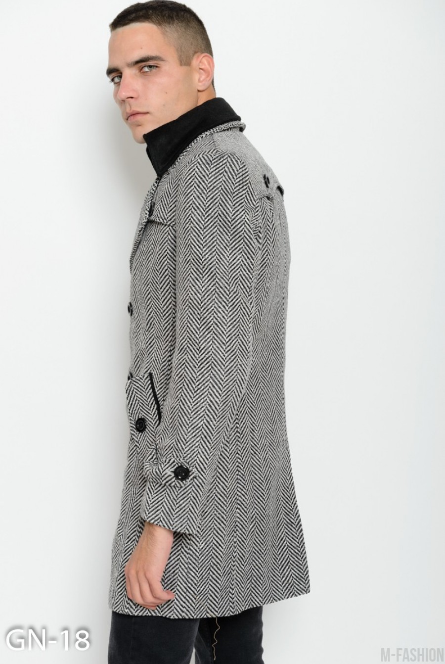 Черно-белое полосатое демисезонное пальто с поясом и отстегным черным верхним воротником- Фото 3