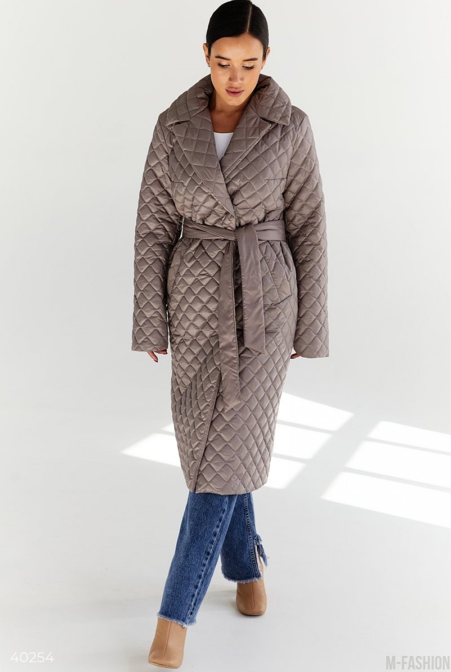 Стеганное пальто с поясом цвета капучино- Фото 3