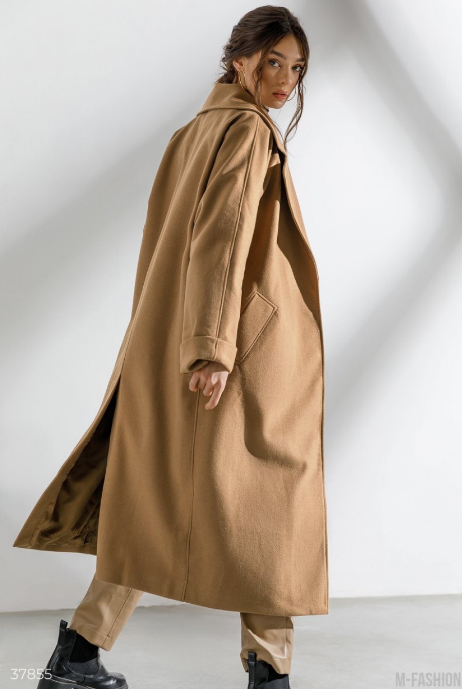 Теплое пальто базового бежевого цвета- Фото 2