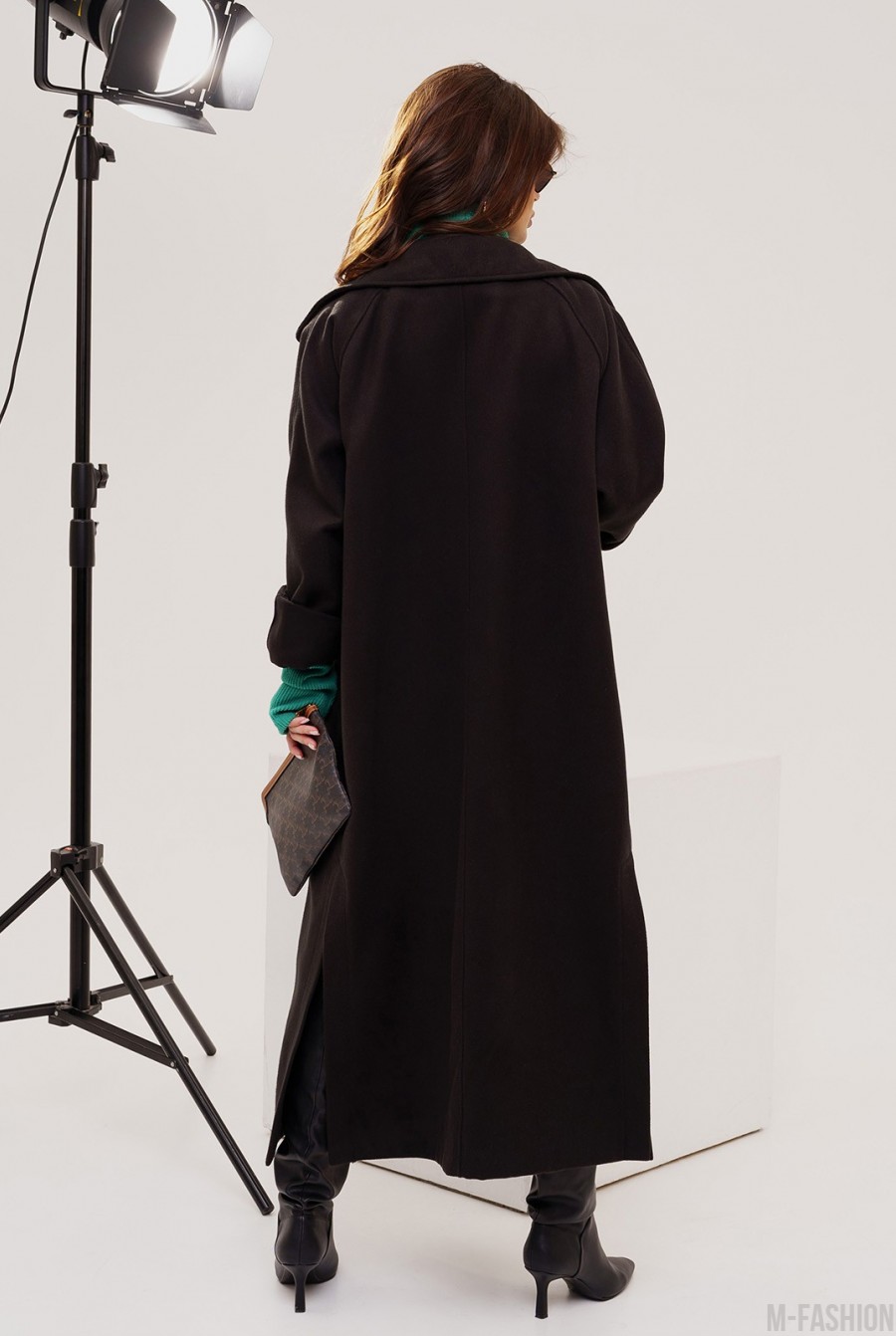 Черное кашемировое пальто с разрезами- Фото 3