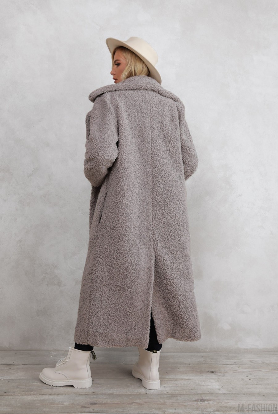 Серое удлиненное фактурное шерстяное пальто- Фото 3