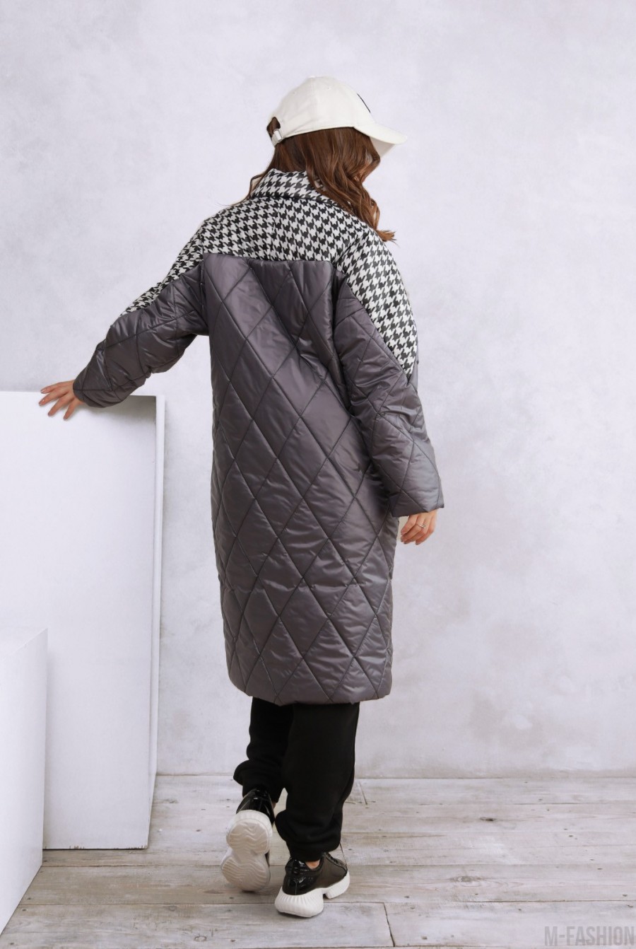 Серое удлиненное принтованное пальто на синтепоне- Фото 3