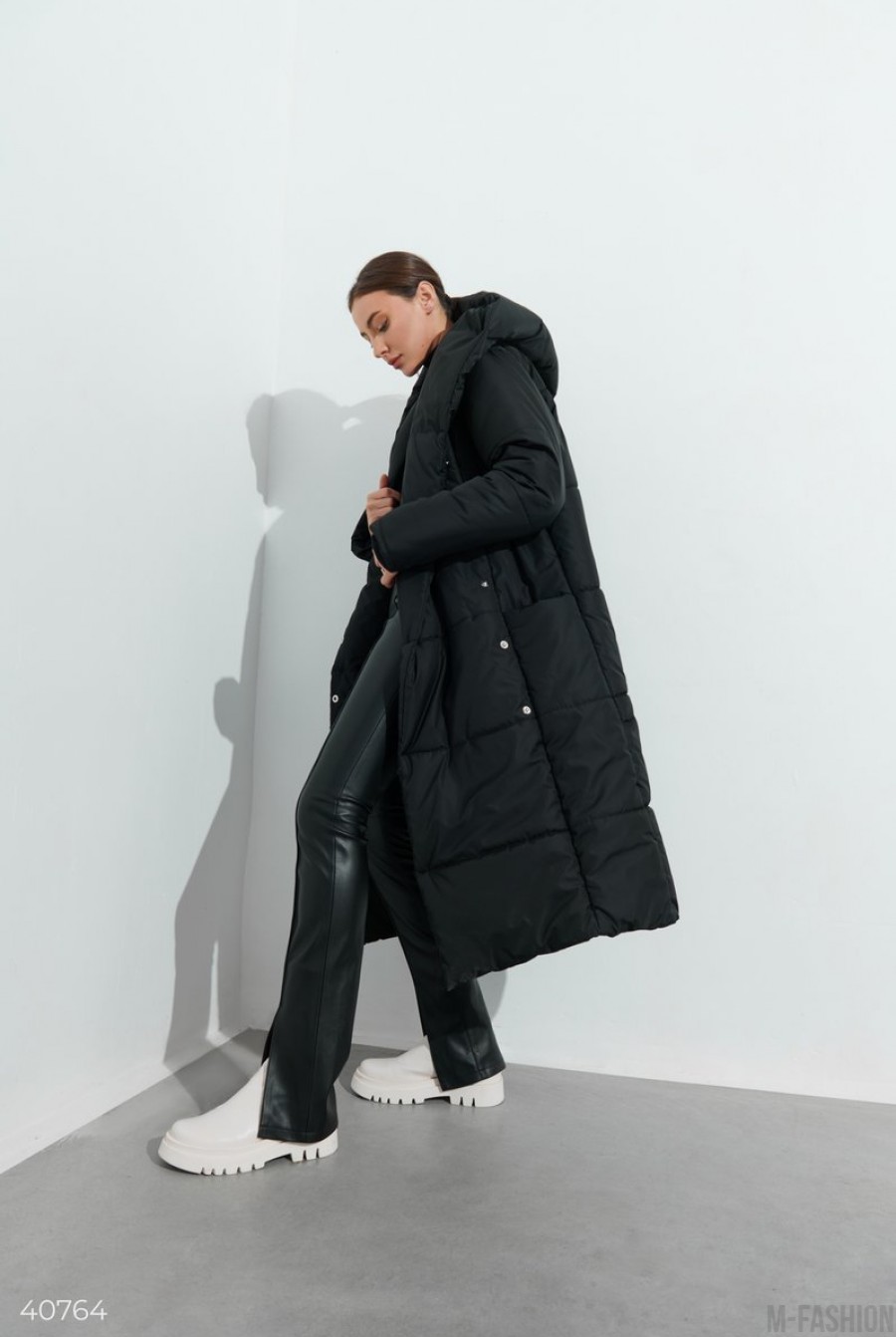 Черное пальто с капюшоном- Фото 4
