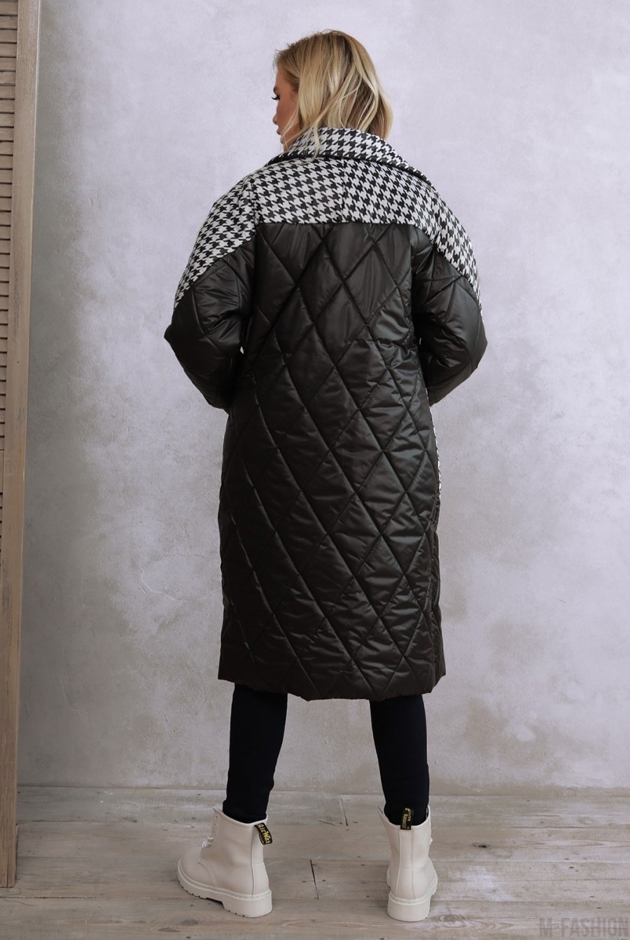 Черное удлиненное принтованное пальто на синтепоне- Фото 3