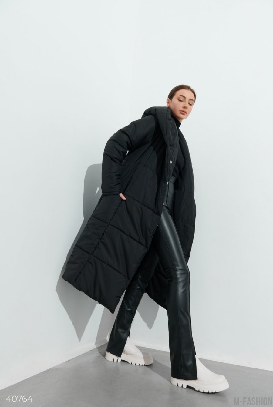 Черное пальто с капюшоном - Фото 1