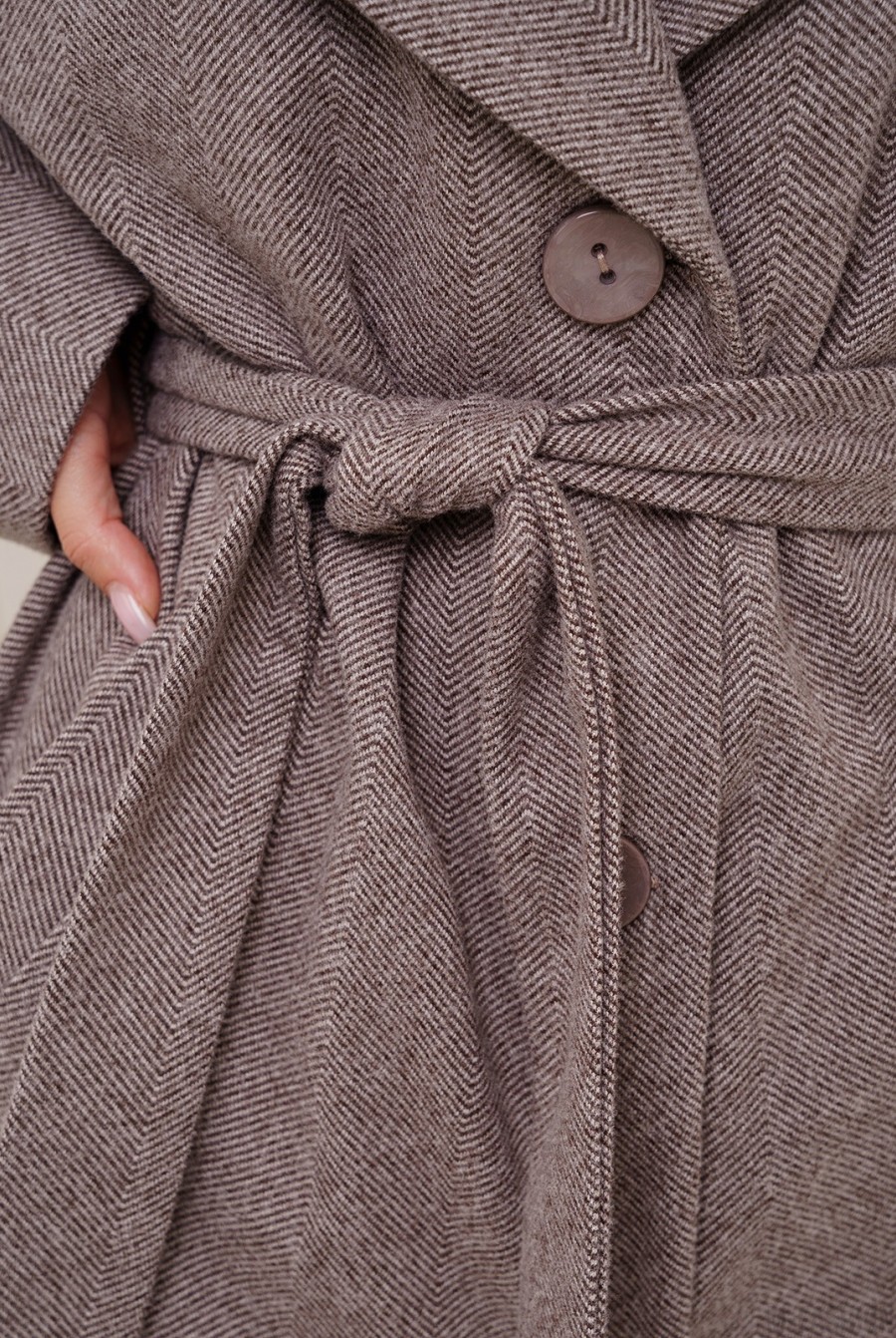 Коричневое кашемировое пальто с принтом- Фото 4