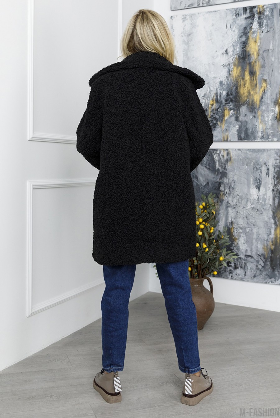 Черное свободное пальто из искусственного меха- Фото 3