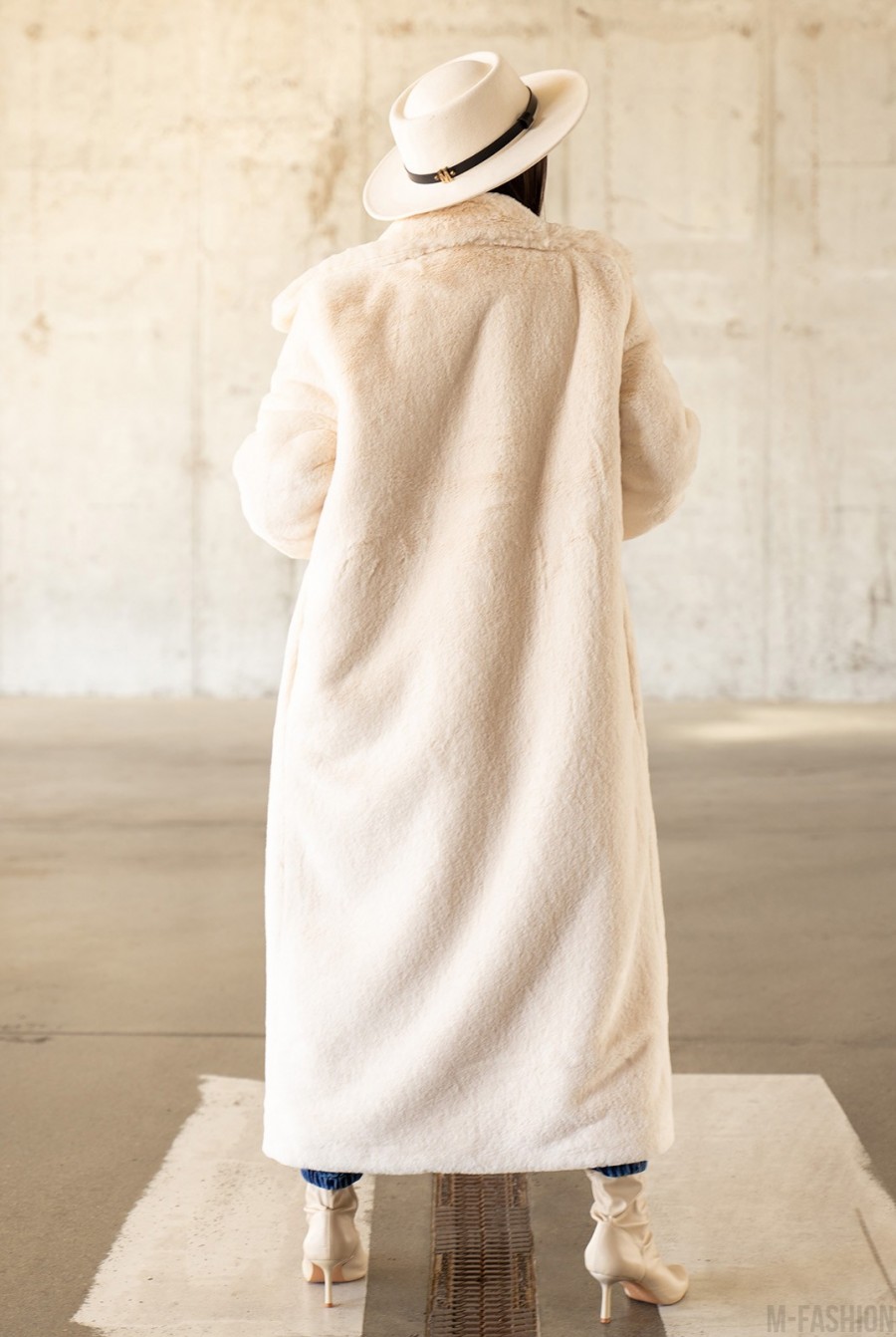 Молочное пальто из искусственного меха- Фото 3