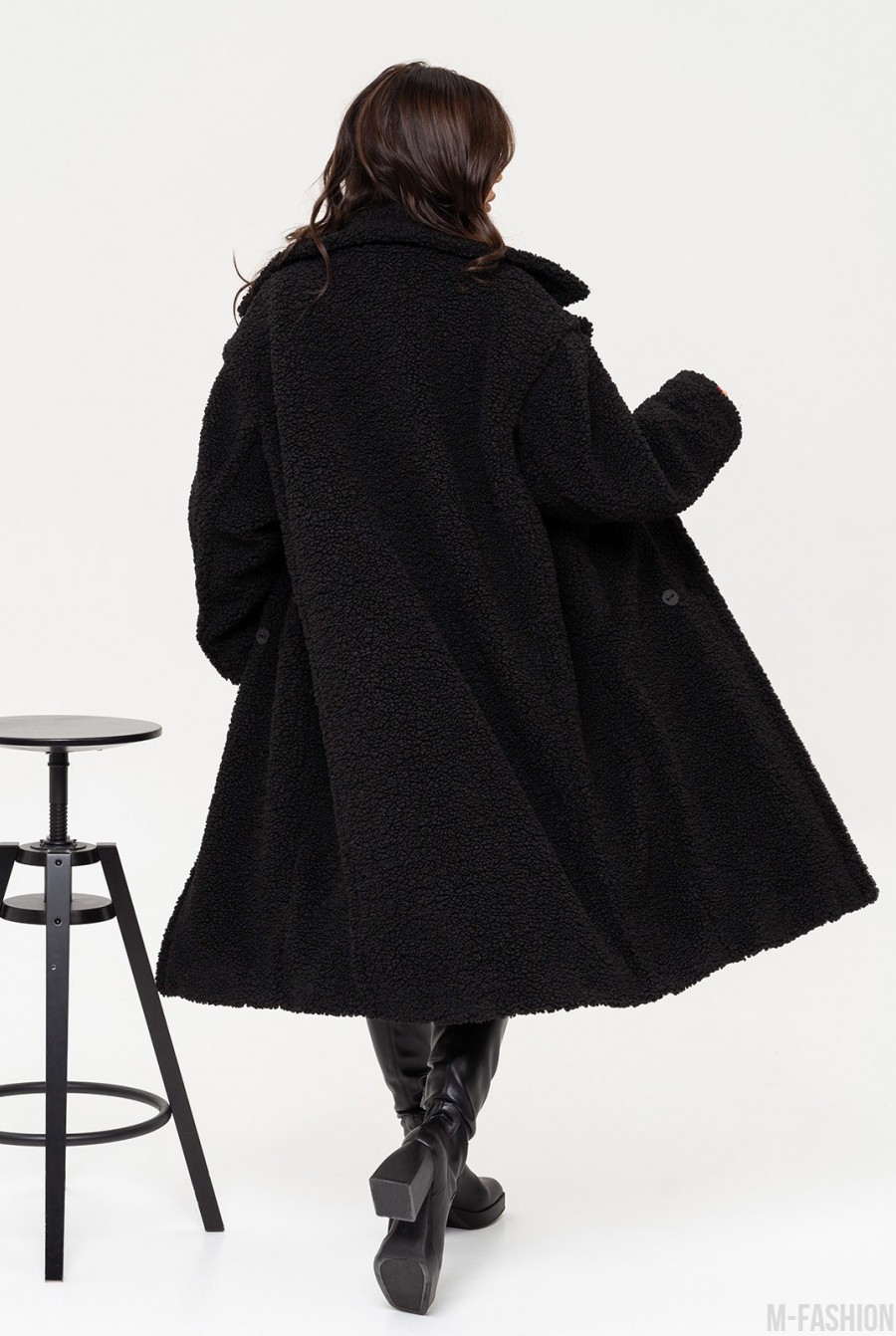 Черное пальто из искусственного меха- Фото 3