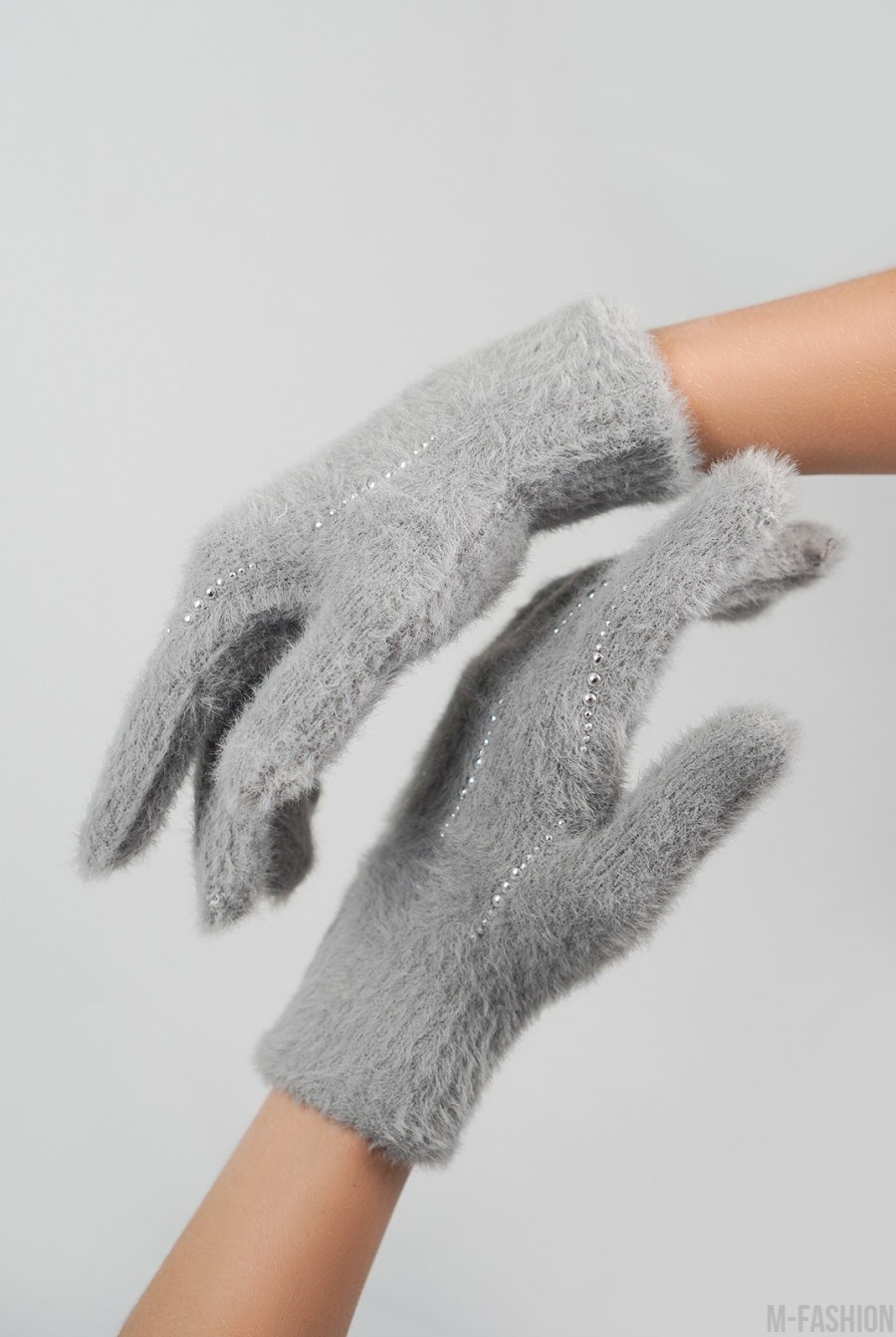 Серые утепленные перчатки со стразами - Фото 1