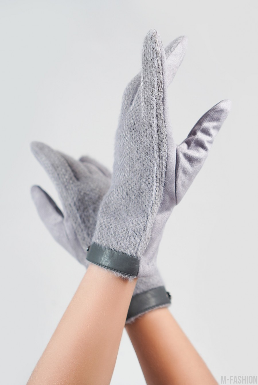 Серые комбинированные перчатки с фактурной вставкой- Фото 2