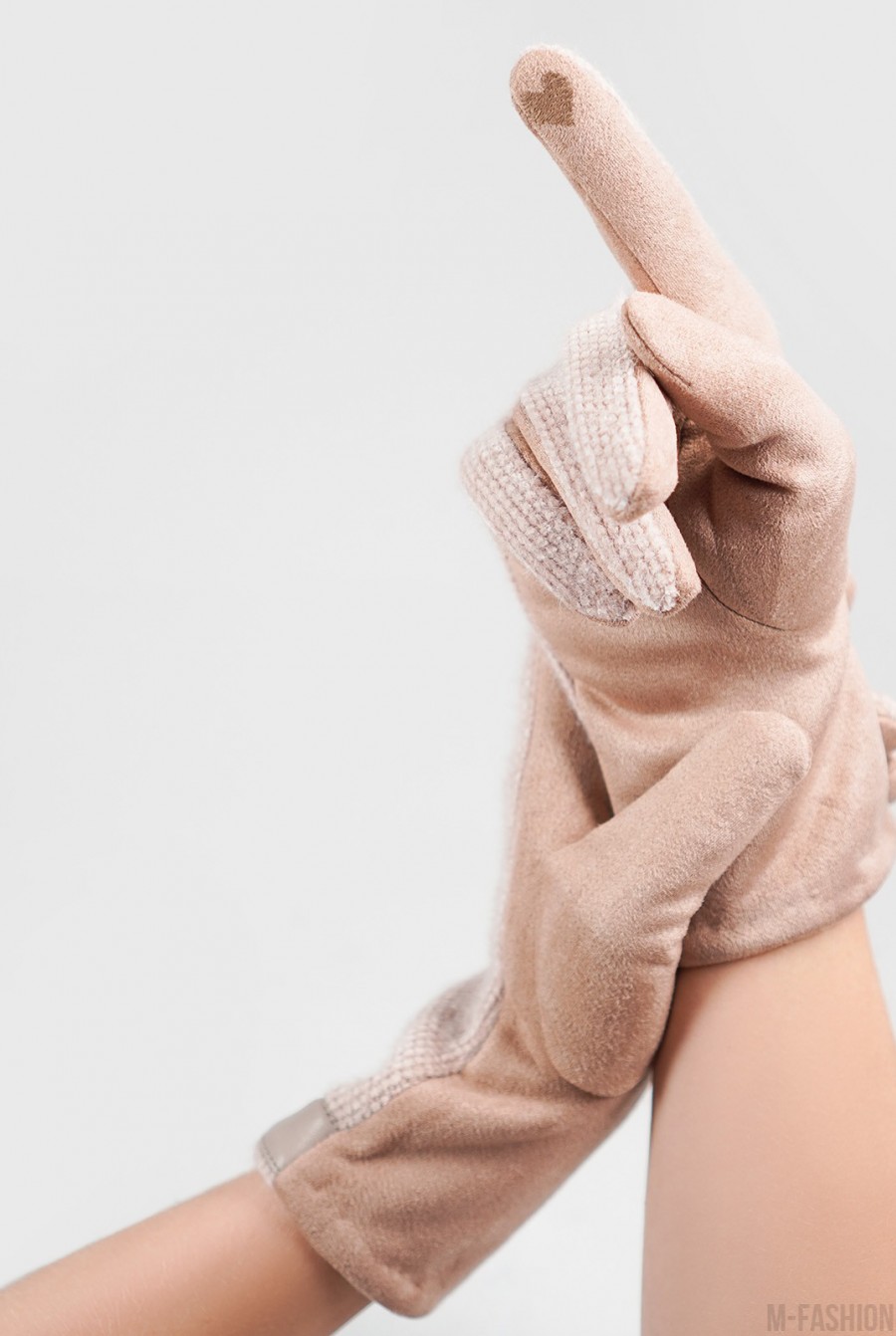 Бежевые комбинированные перчатки с фактурной вставкой- Фото 3