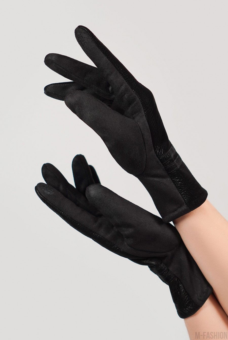 Черные замшевые теплые перчатки с фактурной вставкой - Фото 1