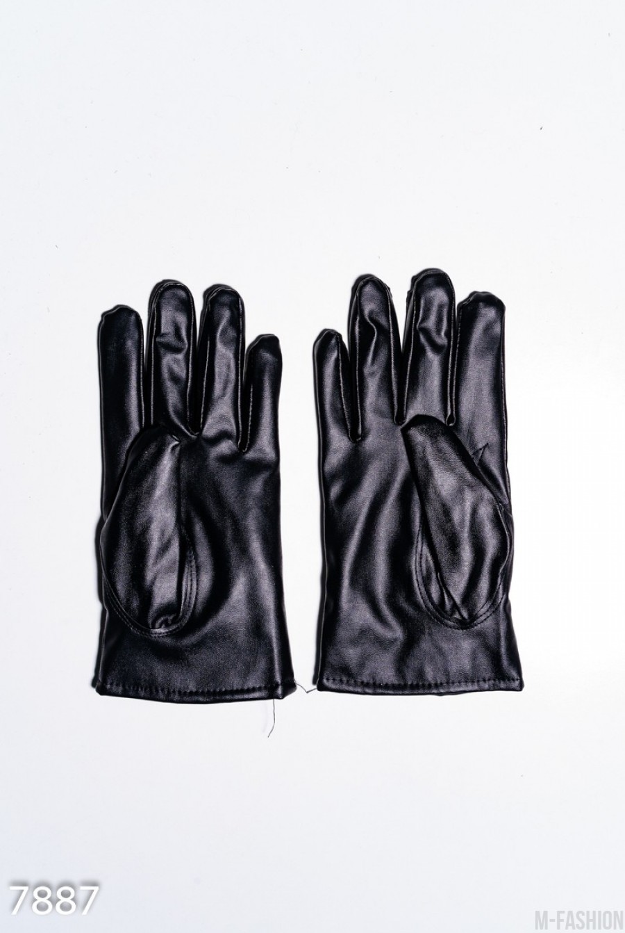 Черные перчатки из эко-кожи декорированные меховыми помпонами- Фото 3