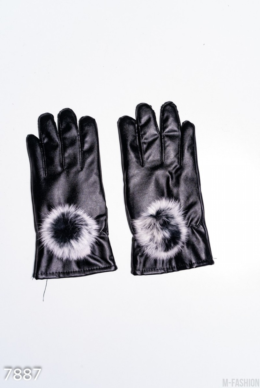 Черные перчатки из эко-кожи декорированные меховыми помпонами - Фото 1