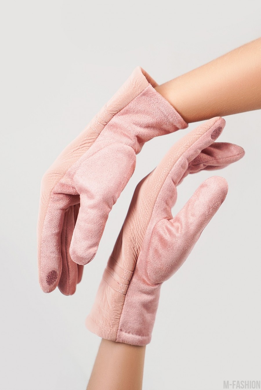 Розовые замшевые теплые перчатки с фактурной вставкой - Фото 1