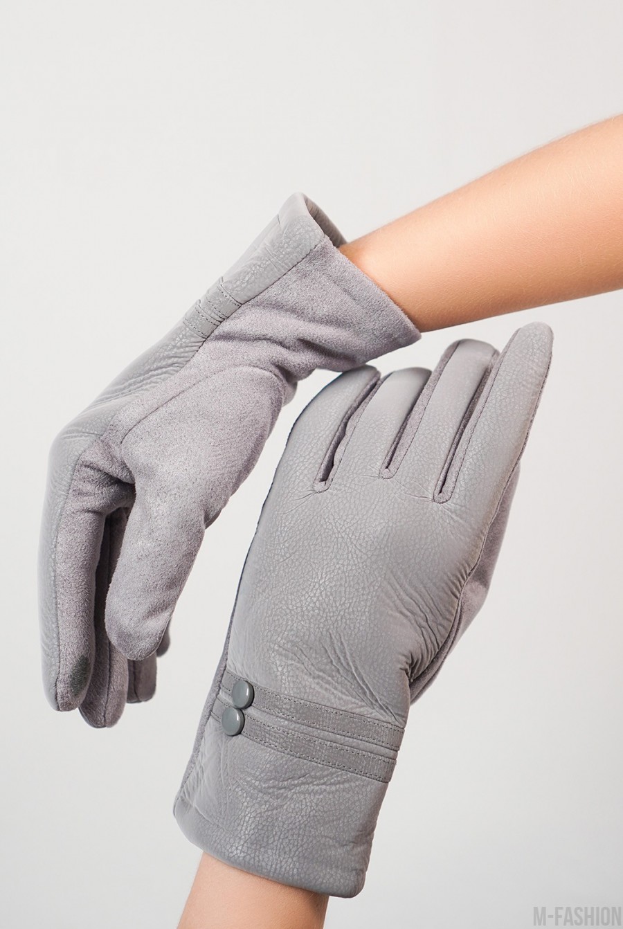 Серые замшевые теплые перчатки с фактурной вставкой - Фото 1