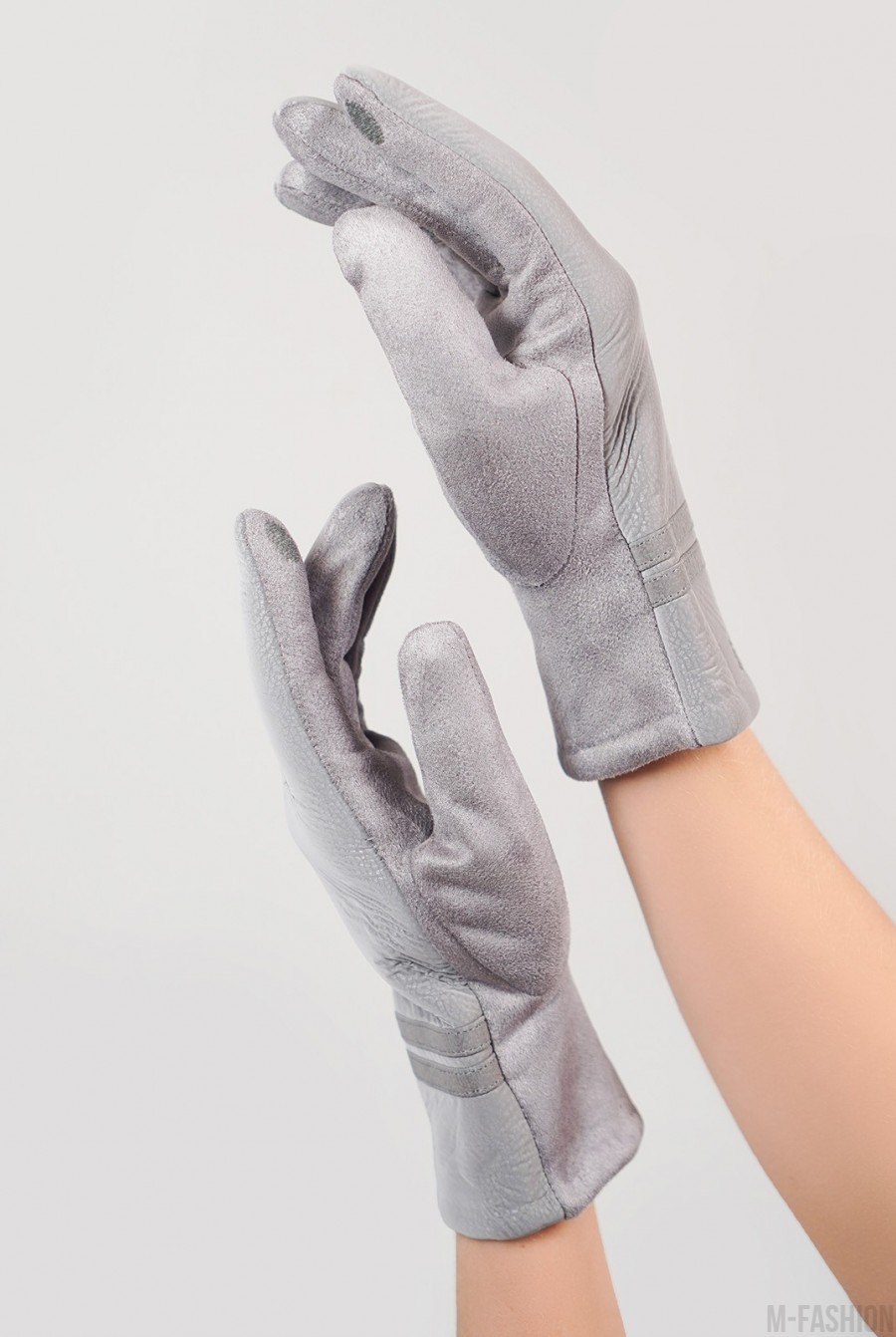 Серые замшевые теплые перчатки с фактурной вставкой- Фото 2