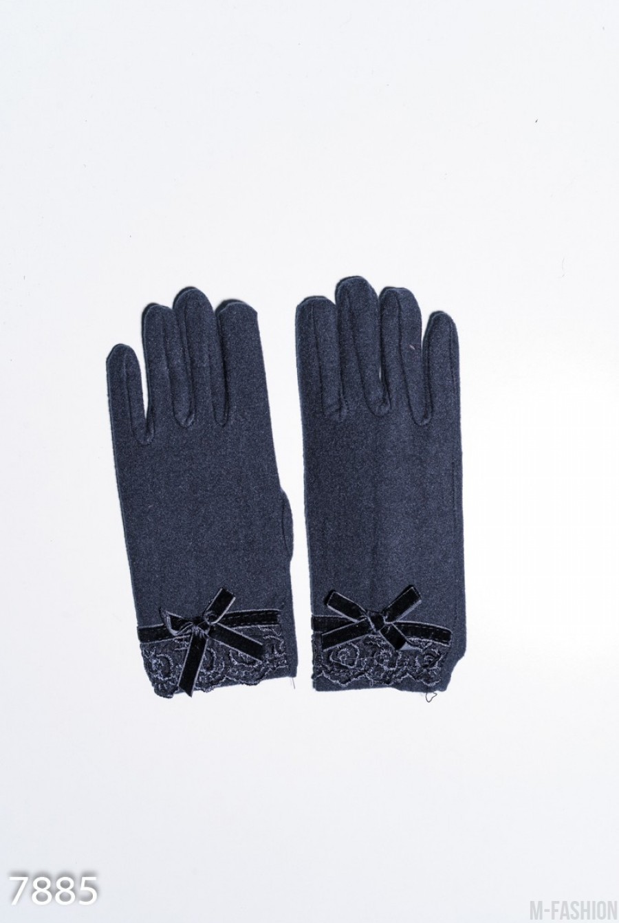 Серые тонкие флисовые перчатки с кружевом и бантом на манжете - Фото 1