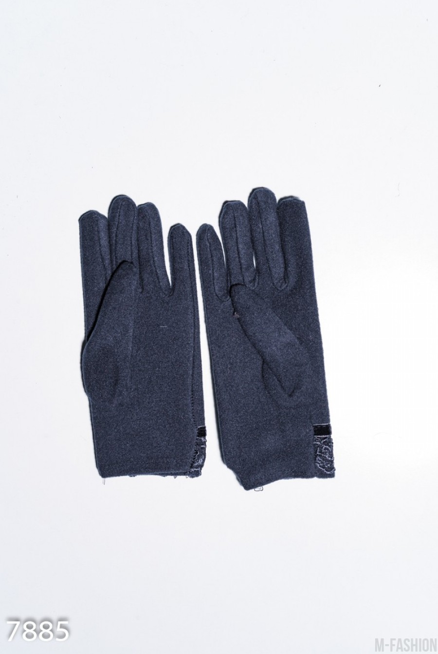 Серые тонкие флисовые перчатки с кружевом и бантом на манжете- Фото 2