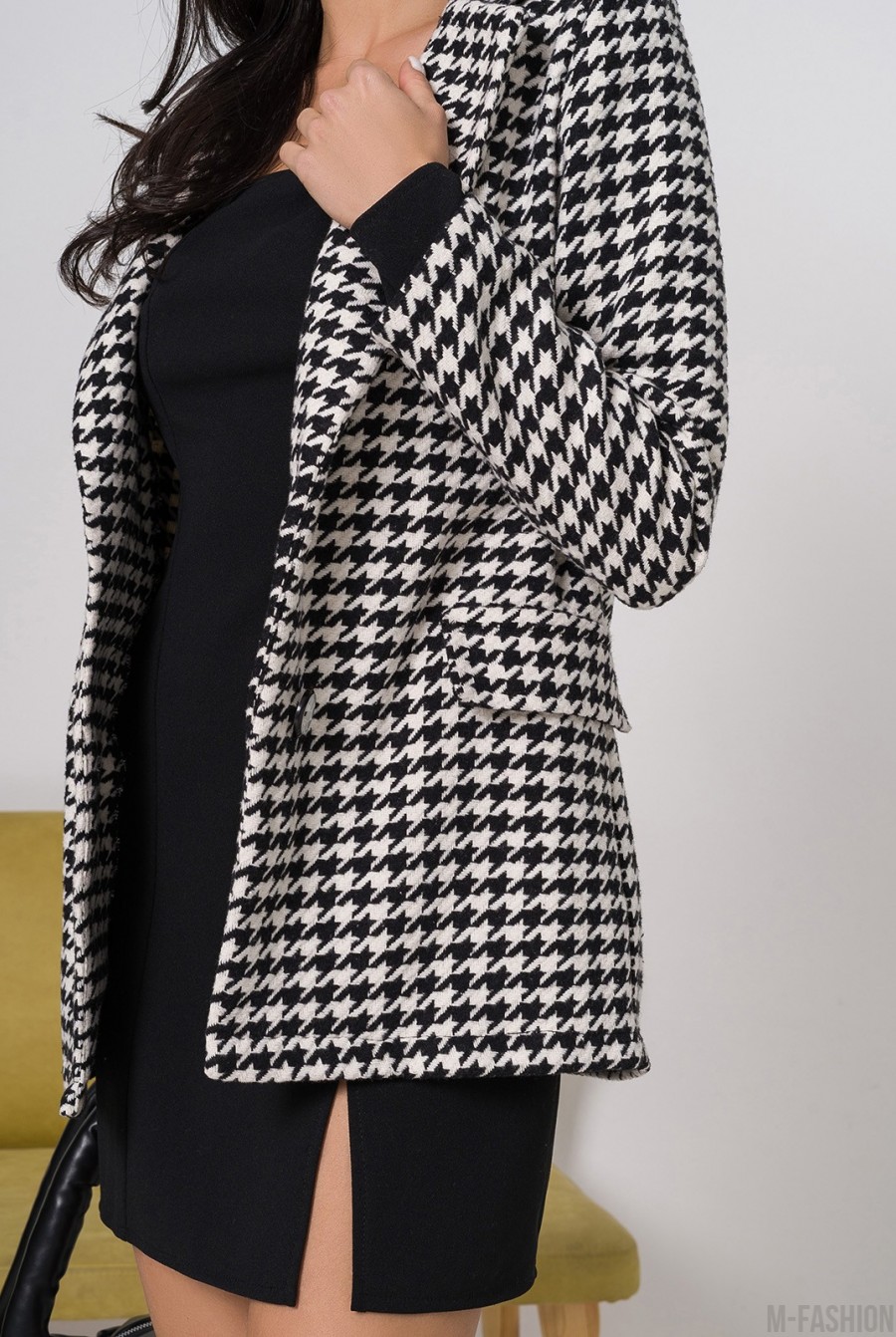 Черно-белый твидовый пиджак с принтом- Фото 4