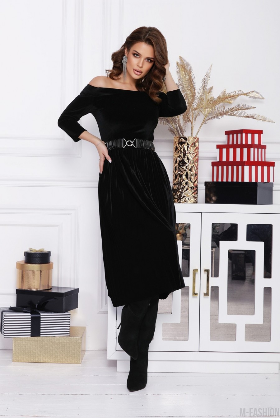 Черное велюровое платье с плиссировкой - Фото 1