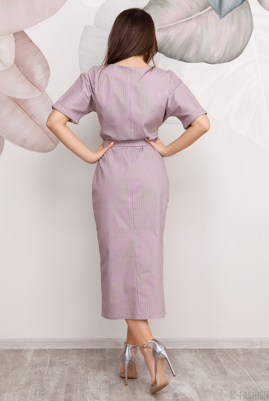 Серо-сиреневое полосатое платье с разрезом- Фото 3