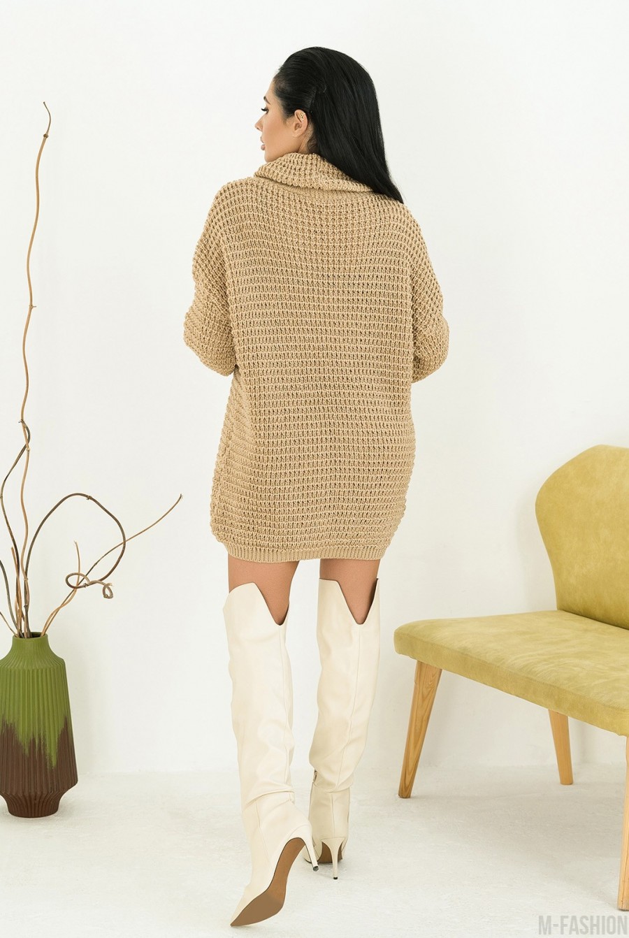 Бежевое объемное платье-свитер с хомутом- Фото 3