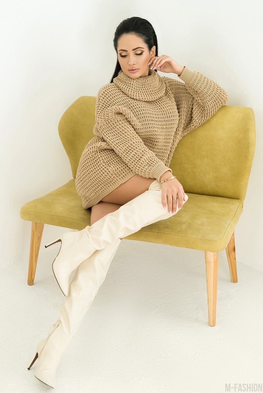 Бежевое объемное платье-свитер с хомутом - Фото 1
