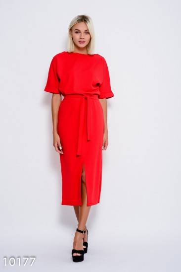 Красное платье с пояском и с цельнокроенными рукавами, декорированными отворотами и разрезом спереди