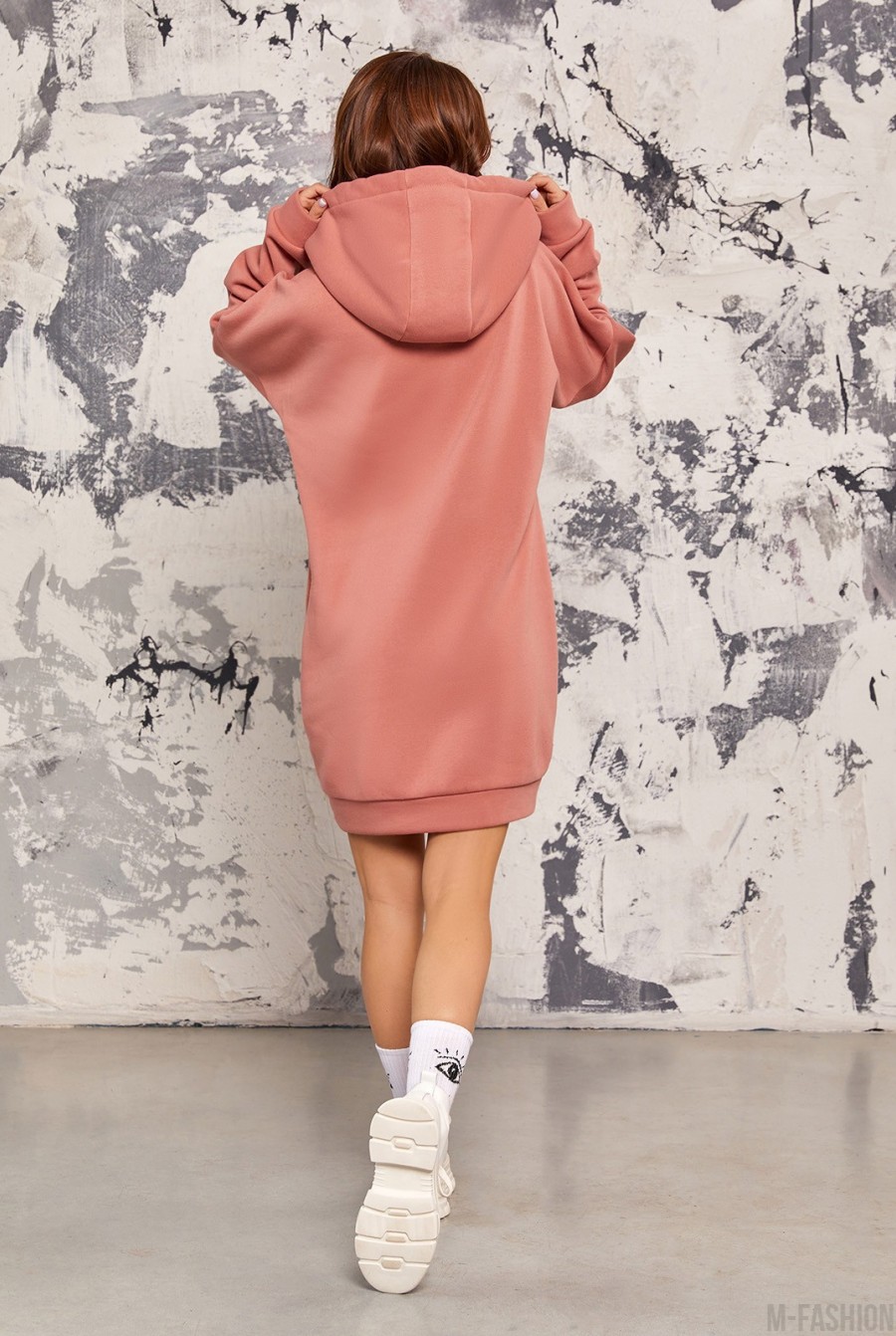 Розовое теплое платье с карманом и капюшоном- Фото 3