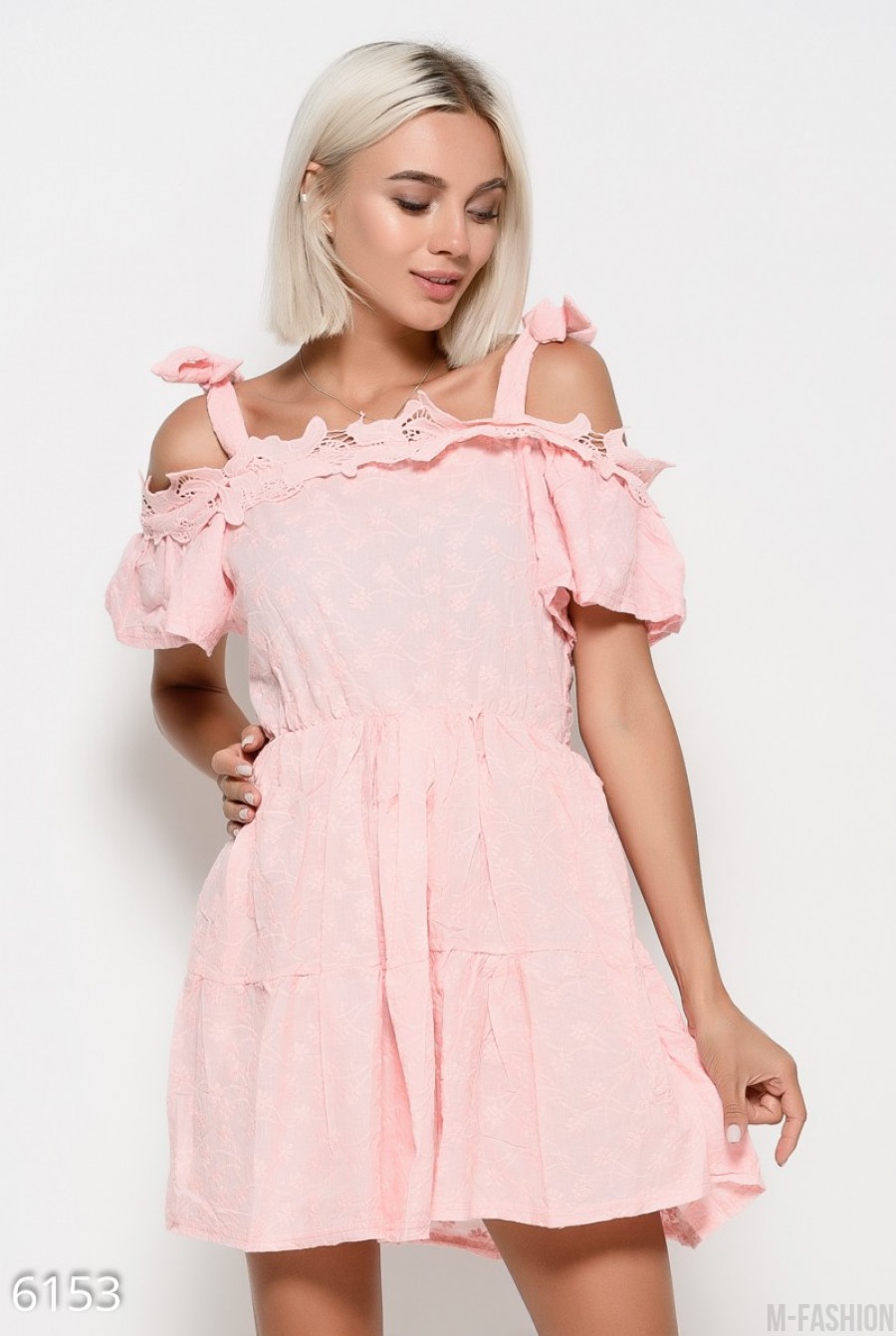 Розовое приталенное платье из коттона с бретелями, приспущенными короткими рукавами, воланом и кружевом - Фото 1