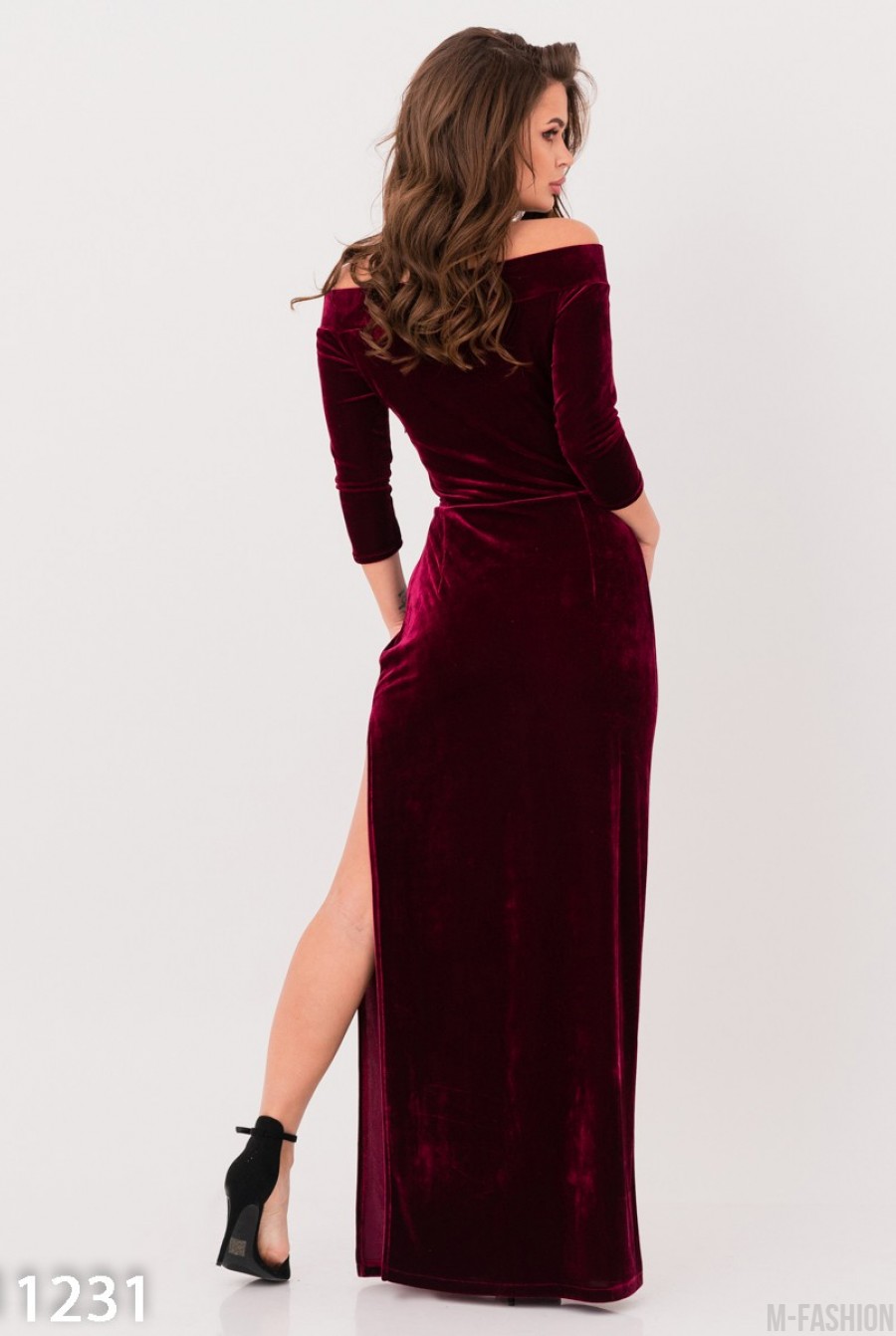 Бордовое велюровое платье с открытыми плечами- Фото 6