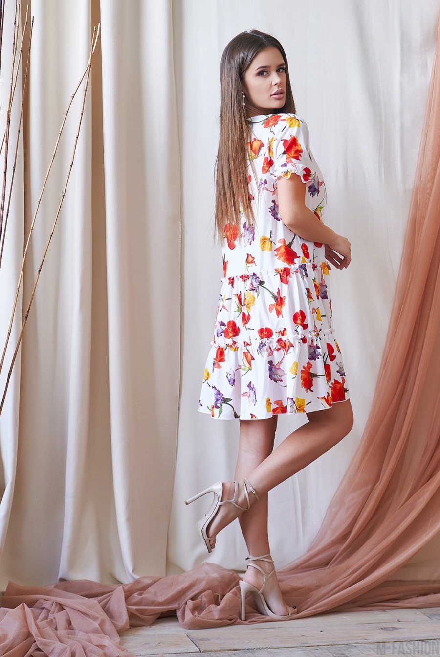 Принтованное крупным цветочным принтом платье-трапеция- Фото 3