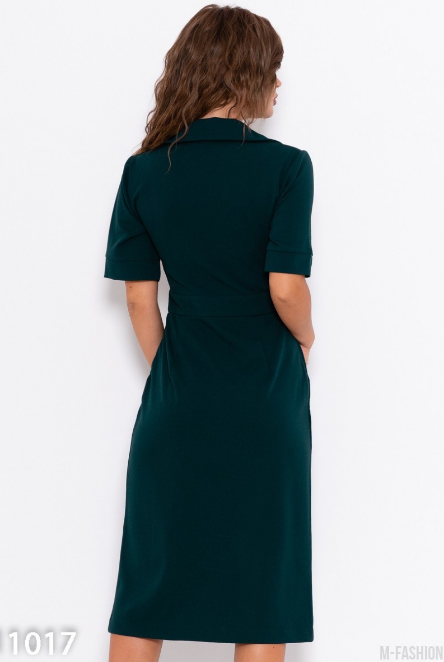 Темно-зеленое приталенное платье-рубашка с карманами- Фото 3