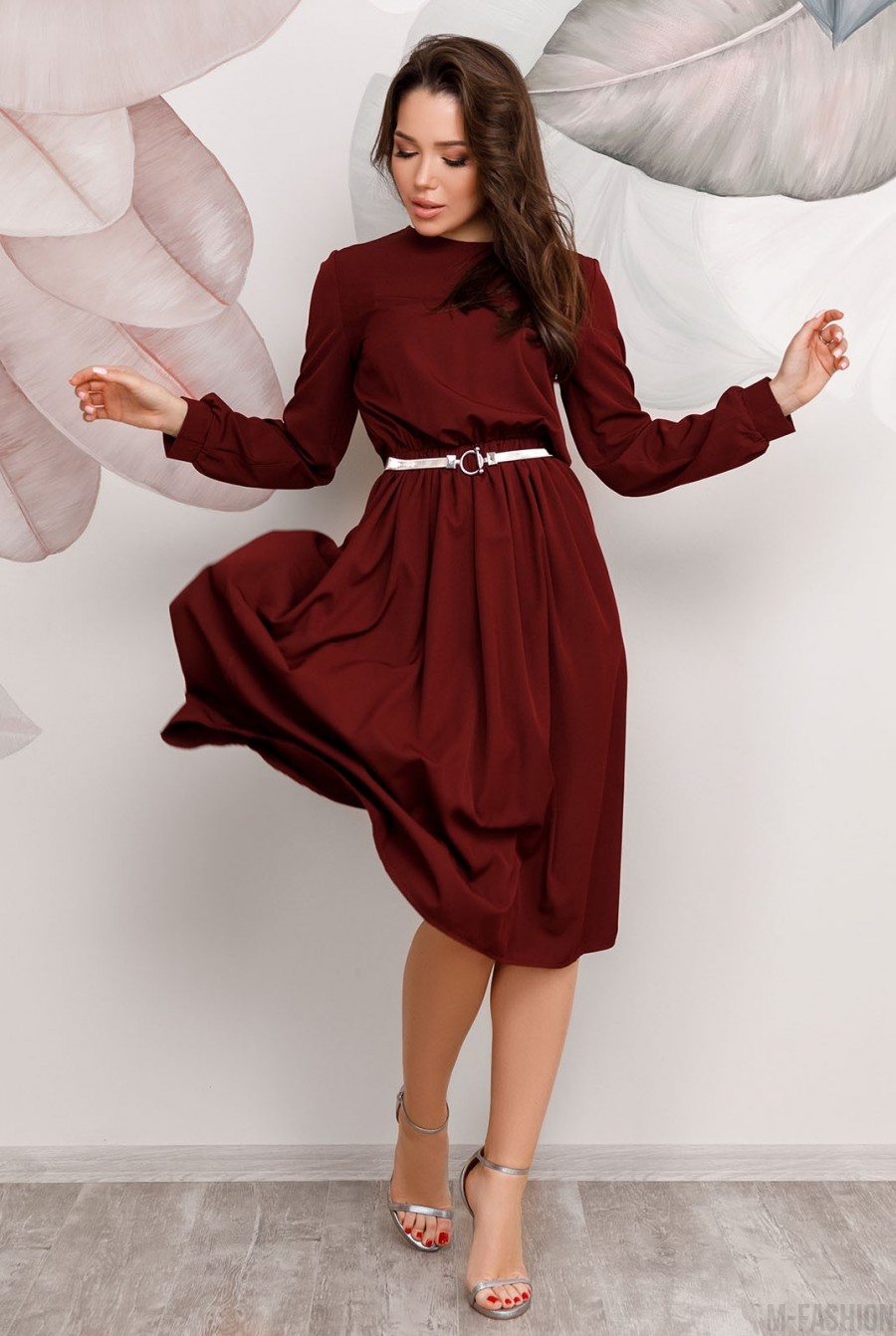 Бордовое классическое приталенное платье - Фото 1