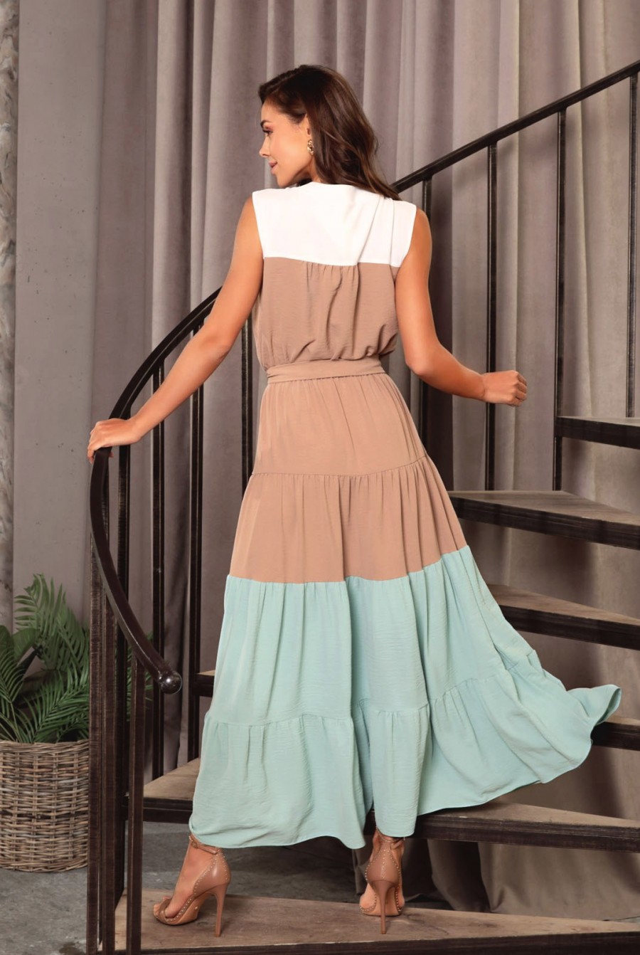 Бежевое длинное платье с мятно-белой вставкой- Фото 3